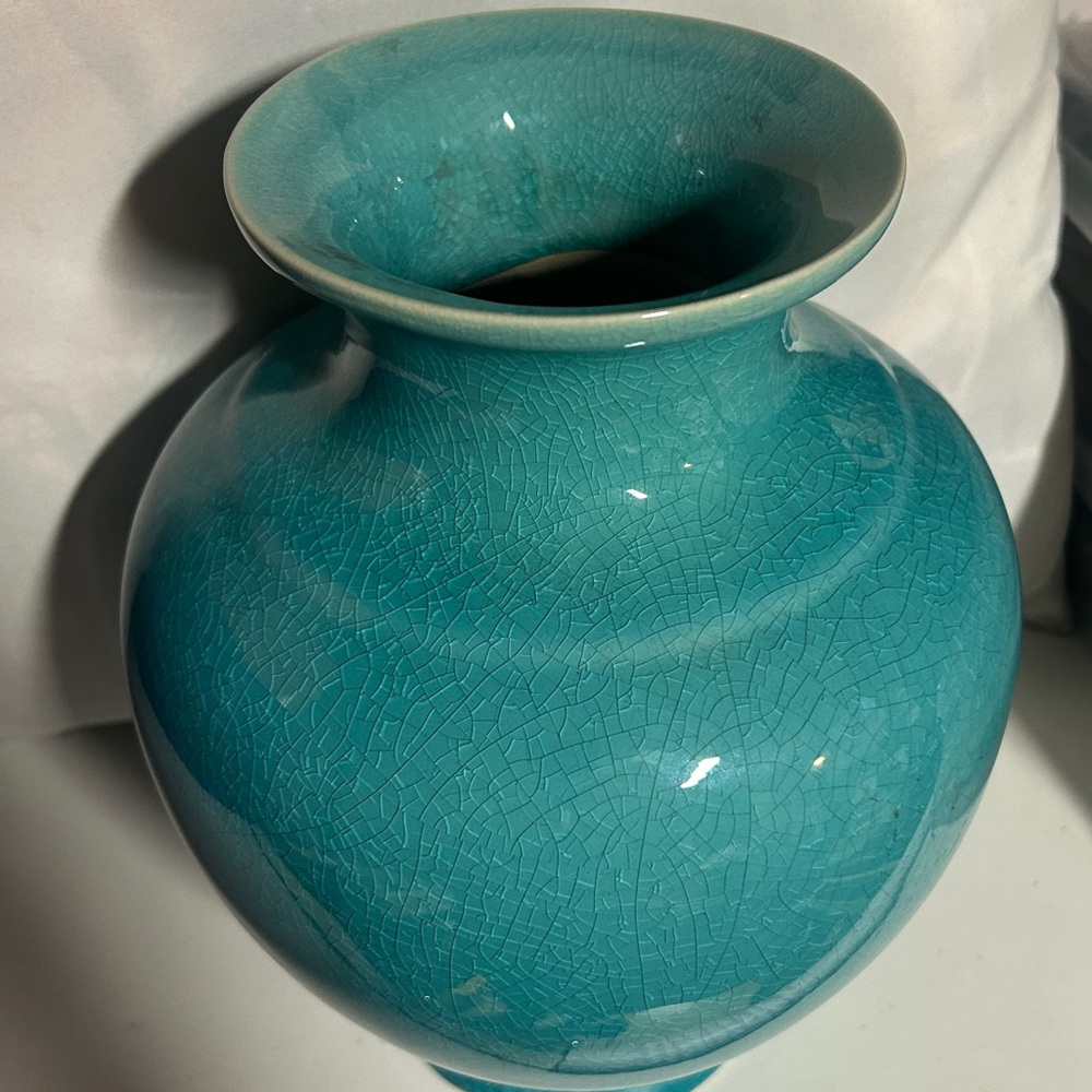 Elegant Turquoise Vase - Picture 2 of 4